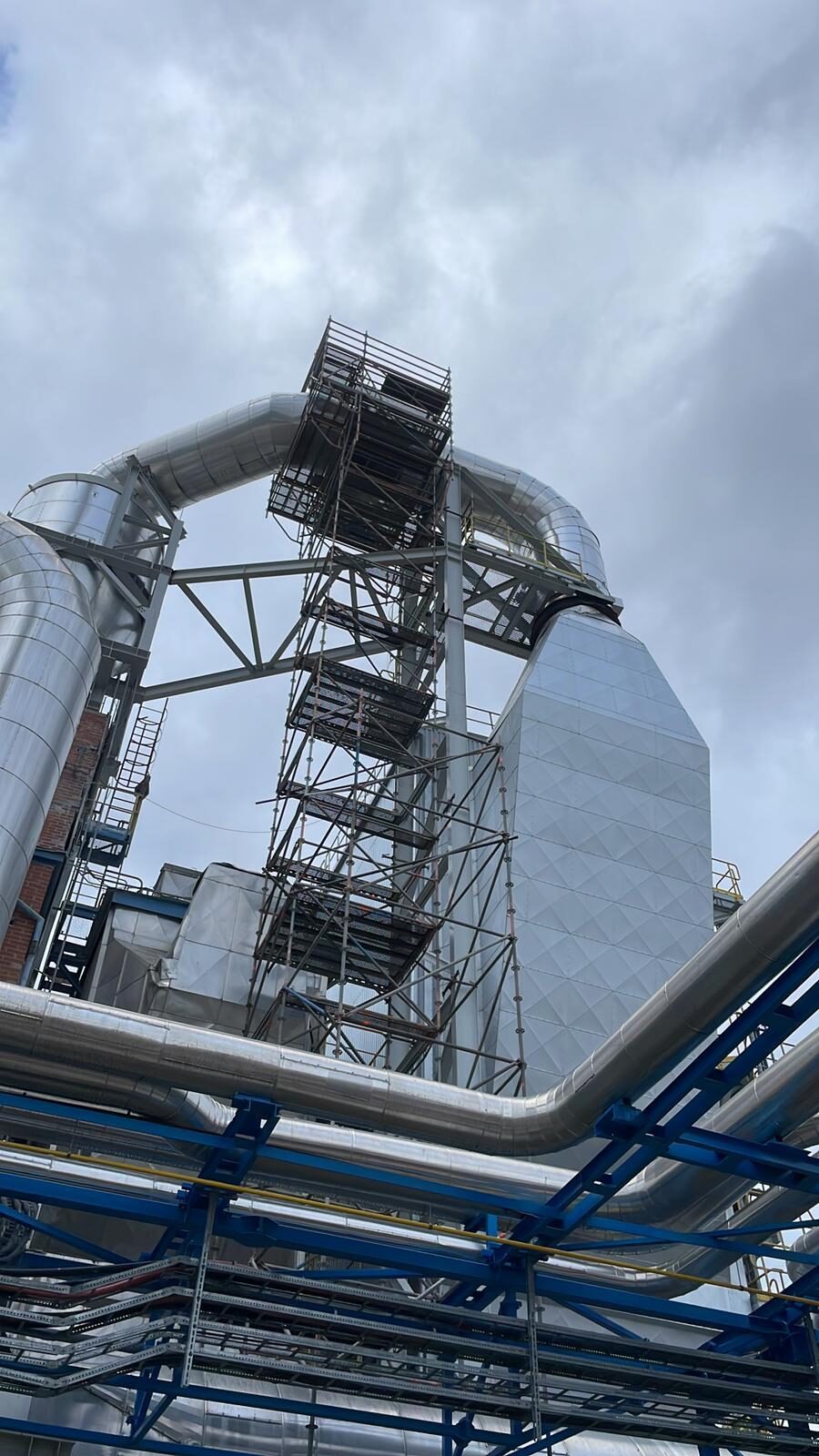 Gerüstturm an einem hohen Anlagenteil