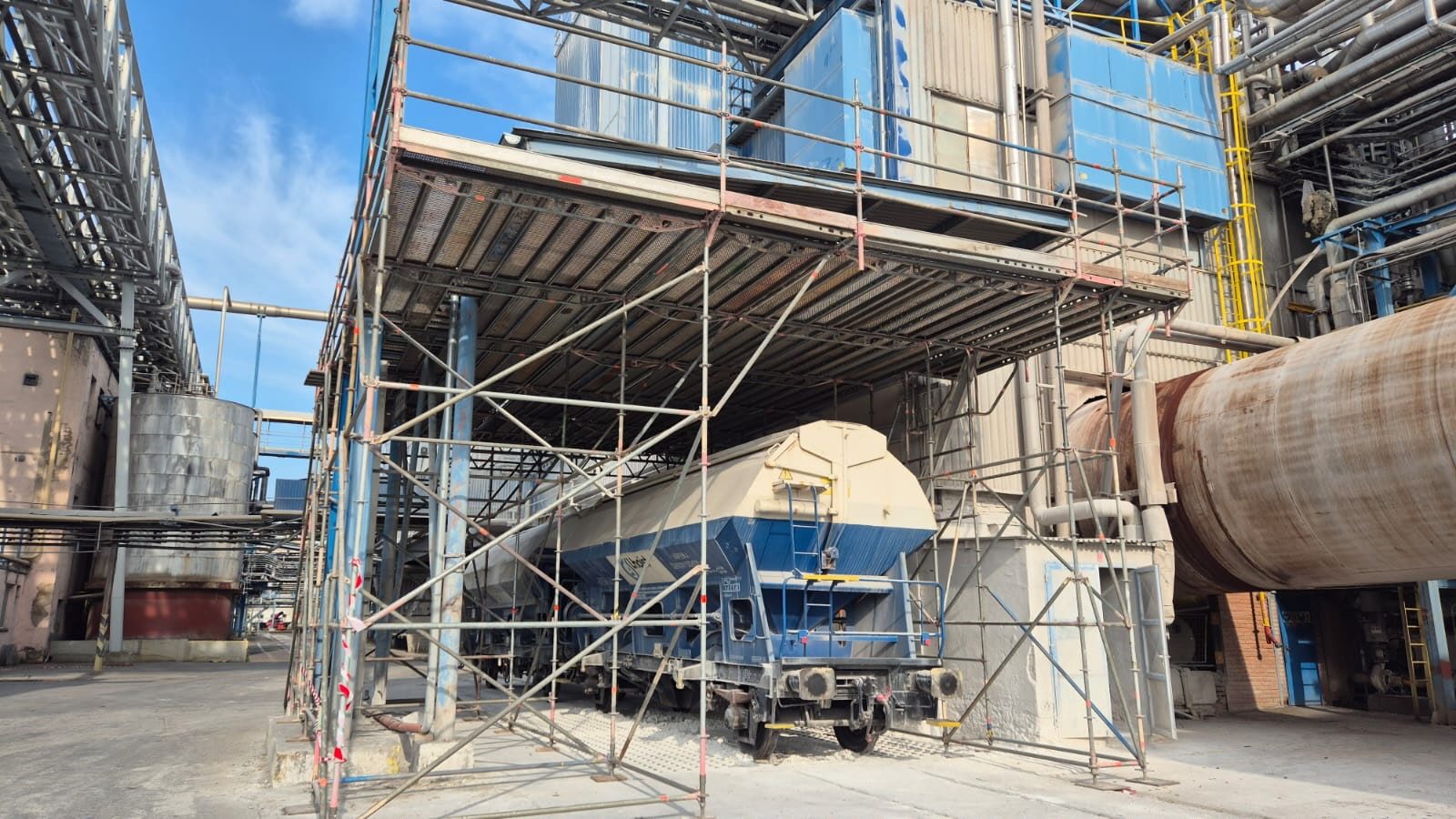 Zugangsgerüst über einem Bahnwaggon