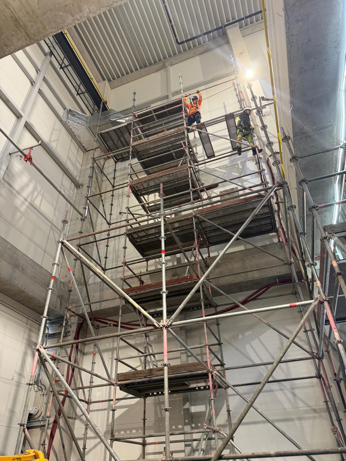 Fachkräfte bei Montagearbeiten in einer Industriehalle