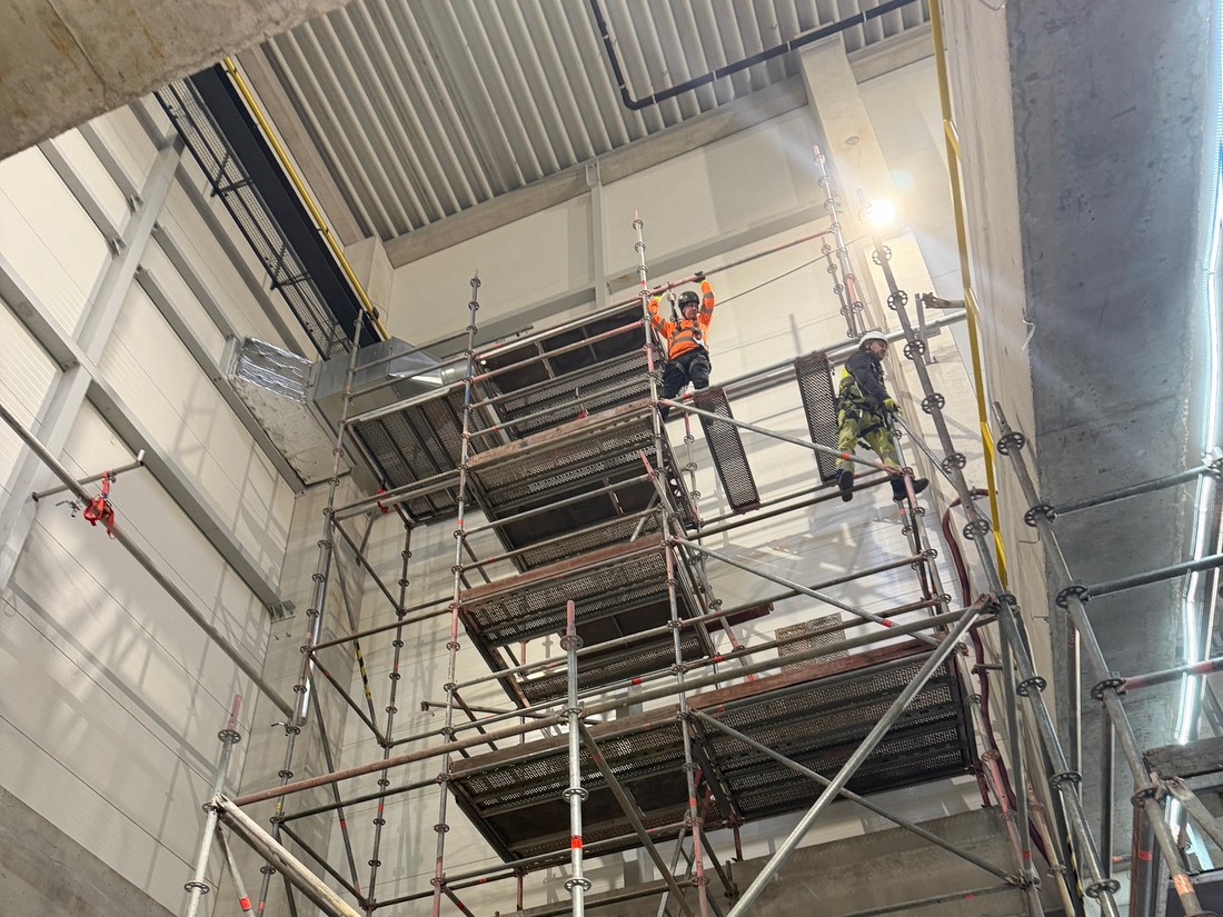 Raum- und Traggerüst in Industriehalle